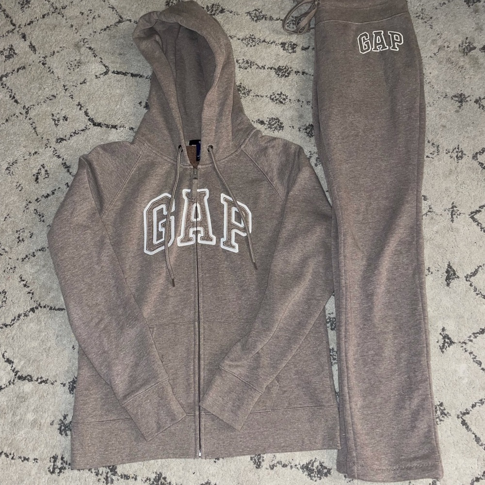 Women’s GAP sweat suit. Medium. Almost brand new!